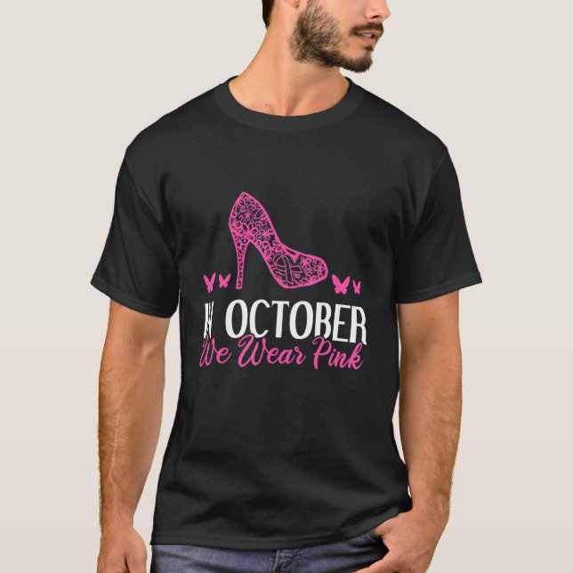 Camiseta En Octubre, Usamos Un Talón Alto Rosa (Anverso)
