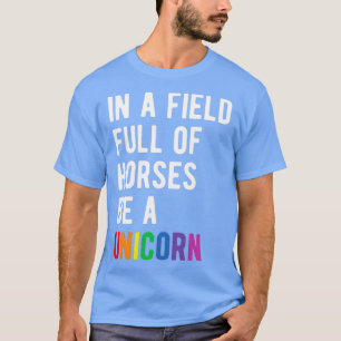 Camiseta En un campo de caballos, sean tazas de unicornio y