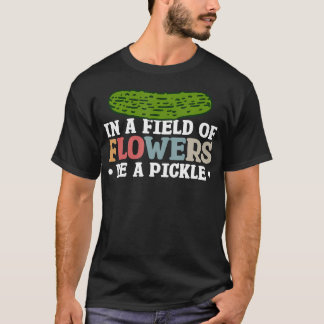 Camiseta En Un Campo De Flores Sé Un Pepinillo