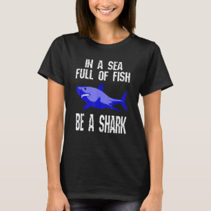 Camiseta En Un Mar Lleno De Peces Sé Un Tiburón Mensaje Pos