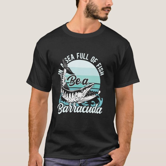 Camiseta En Un Mar Lleno De Peces Ser Un Barracuda Pesca De (Anverso)