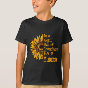 Camiseta En Un Mundo De Abuelas Sé Una Mamá Finlandia Finés