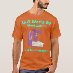 Camiseta En Un Mundo De Bookwors, Sé Un Dragón De Libros Le