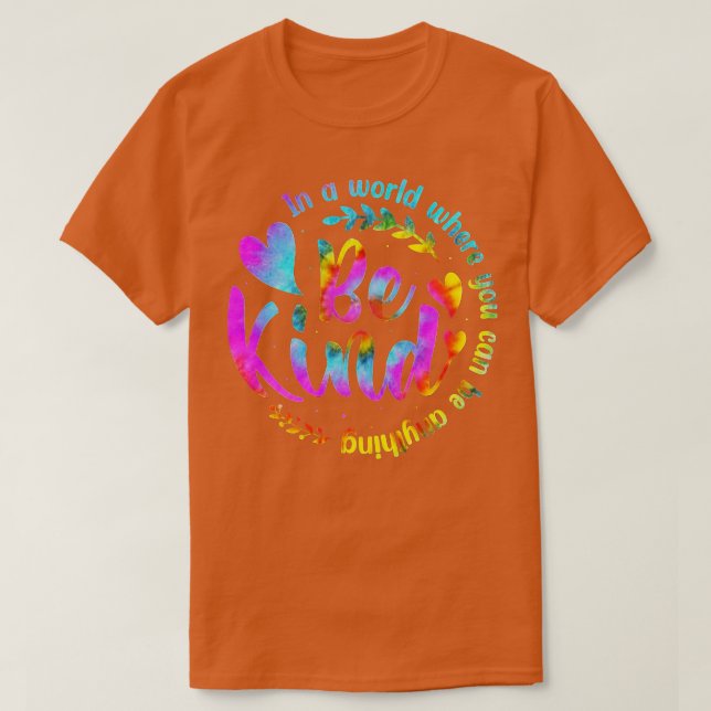 Camiseta En Un Mundo Donde Puedes Ser Algo Amable (Diseño del anverso)