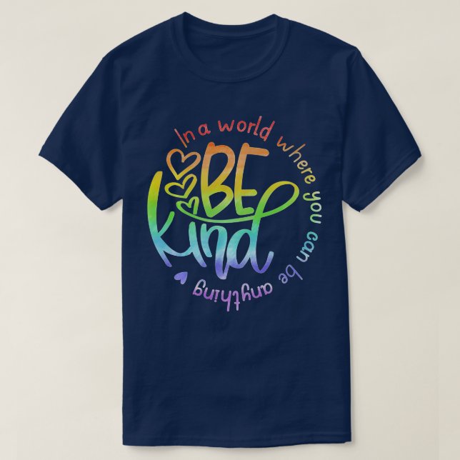 Camiseta En Un Mundo Donde Puedes Ser Algo Amable (Diseño del anverso)