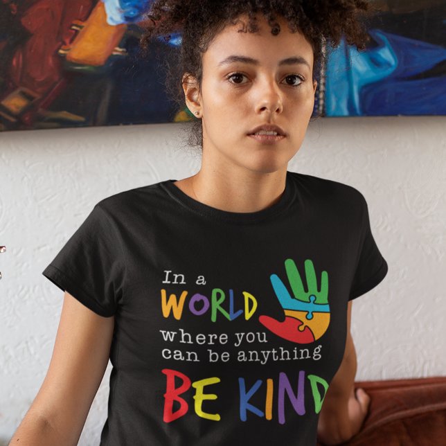 Camiseta En Un Mundo Donde Puedes Ser Algo Amable (Be Kind Rainbow Puzzle Motivation Womens Black T-Shirt)