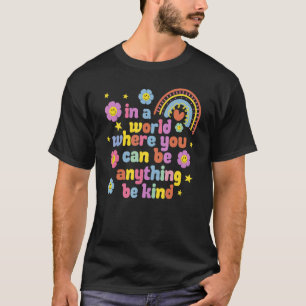 Camiseta En Un Mundo Donde Puedes Ser Algo Amable Enseñar