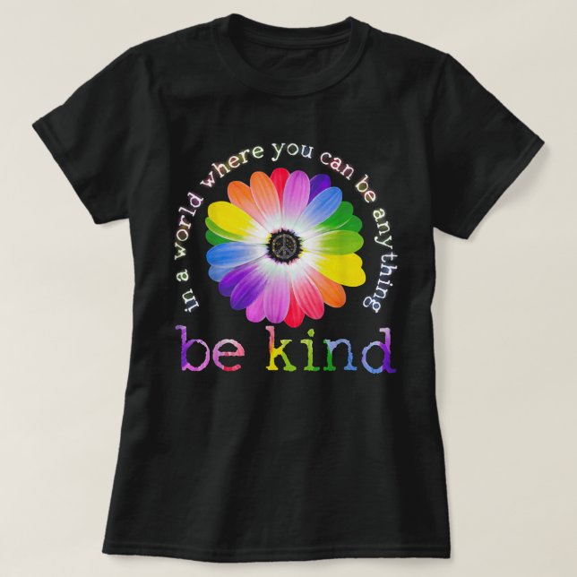 Camiseta En Un Mundo Donde Puedes Ser Algo Amable Hippi (Diseño del anverso)