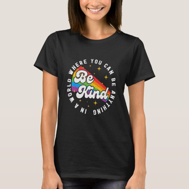 Camiseta En Un Mundo Donde Puedes Ser Algo Amable Lgbt (Anverso)