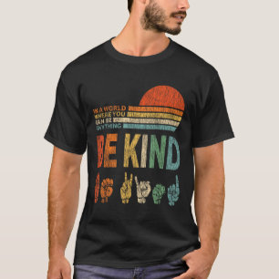 Camiseta En Un Mundo Donde Puedes Ser Algo Amable Rótulo