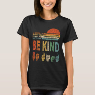 Camiseta En Un Mundo Donde Puedes Ser Algo Amable Rótulo