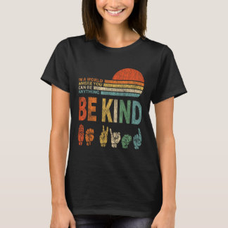 Camiseta En Un Mundo Donde Puedes Ser Algo Amable Rótulo