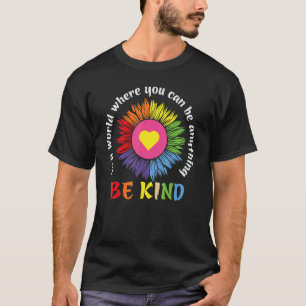 Camiseta En Un Mundo Donde Puedes Ser Algo Amable Univ.