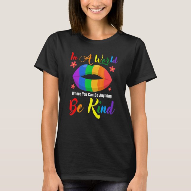 Camiseta En Un Mundo Donde Puedes Ser Algo Gay L (Anverso)