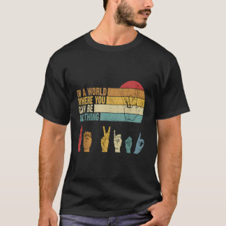 Camiseta En Un Mundo Donde Puedes Ser Cualquier Cosa.
