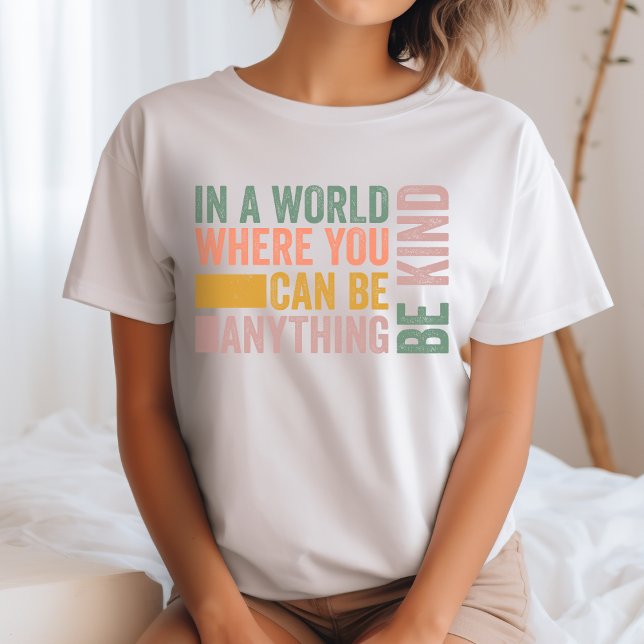 Camiseta En un mundo donde puedes ser cualquier cosa (Subido por el creador)