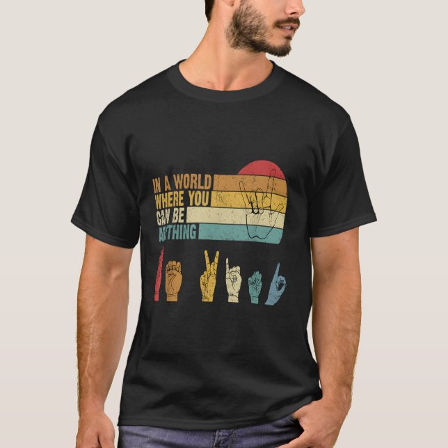 Camiseta En Un Mundo Donde Puedes Ser Cualquier Cosa. (Anverso)