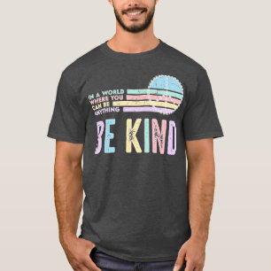 Camiseta En Un Mundo Donde Puedes Ser Cualquier Cosa