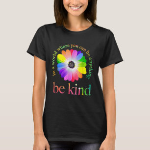 Camiseta En Un Mundo Donde Puedes Ser Cualquier Cosa 1