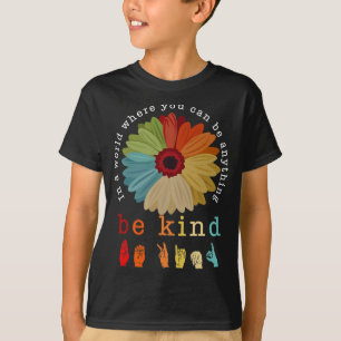 Camiseta En Un Mundo Donde Puedes Ser Cualquier Cosa - Sé