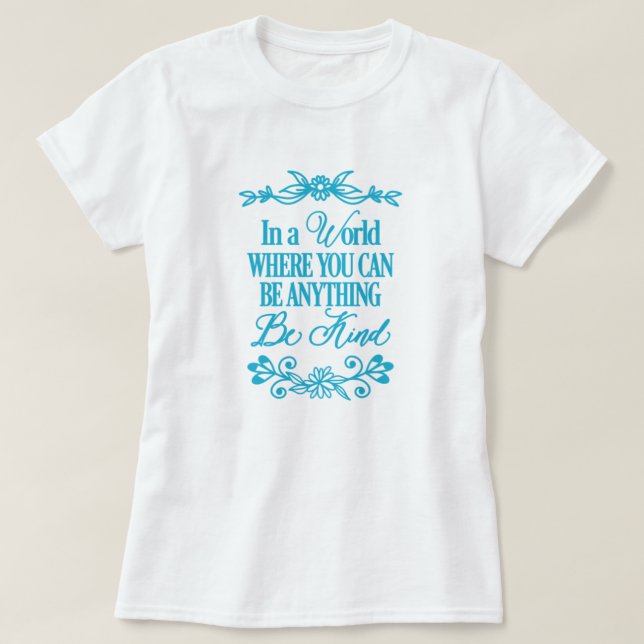 Camiseta En un mundo donde puedes ser cualquier cosa - Sé a (Diseño del anverso)