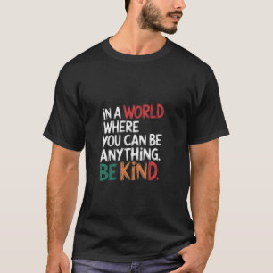 Camiseta En Un Mundo Donde Puedes Ser Cualquier Cosa, Sé Am