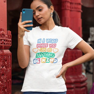Camiseta En un mundo donde puedes ser cualquier cosa, sé am