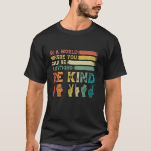 Camiseta En un mundo donde puedes ser cualquier cosa, sé am