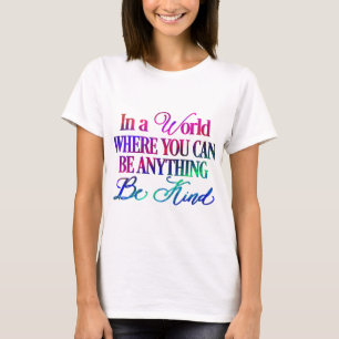 Camiseta En un mundo donde puedes ser cualquier cosa. Sé am