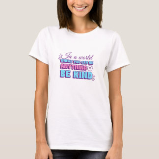 Camiseta En Un Mundo Donde Puedes Ser Cualquier Cosa Sé Ama