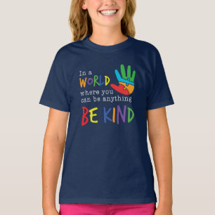 Camiseta En Un Mundo Donde Puedes Ser Cualquier Cosa Sé Ama