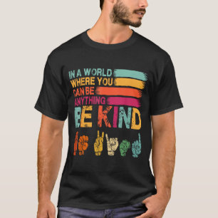 Camiseta En un mundo donde puedes ser cualquier cosa sé ama