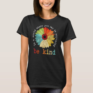 Camiseta En Un Mundo Donde Puedes Ser Cualquier Cosa Sé Ama