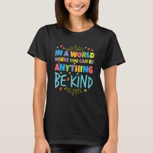 Camiseta En Un Mundo Donde Puedes Ser Cualquier Cosa Sé Ama