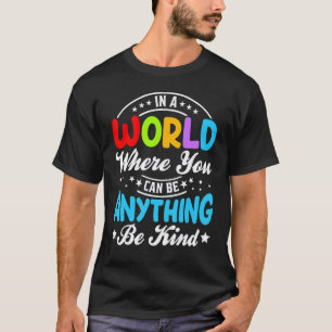 Camiseta En Un Mundo Donde Puedes Ser Cualquier Cosa Sé Ama