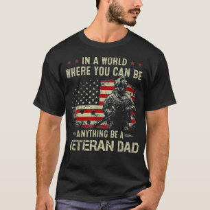Camiseta En Un Mundo Donde Puedes Ser Todo Un Veterano