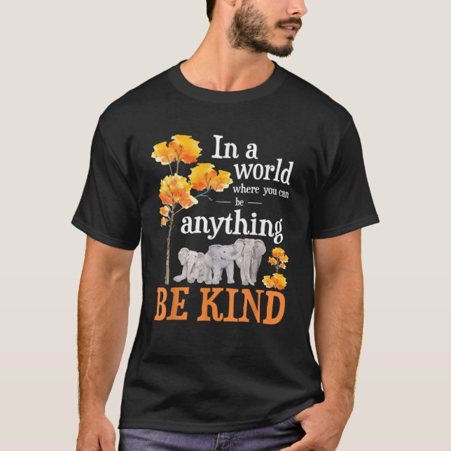 Camiseta En Un Mundo Donde Se Puede Ser Amable El Elefano D (Anverso)