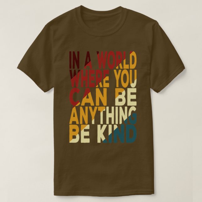Camiseta En Un Mundo Donde Se Puede Ser Cualquier Cosa 4 (Diseño del anverso)