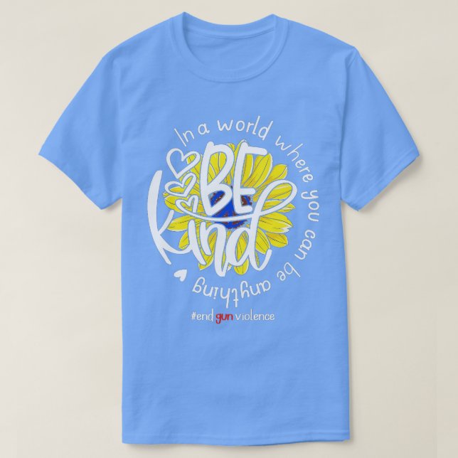 Camiseta En Un Mundo Donde Se Puede Ser Todo Un Inpi (Diseño del anverso)