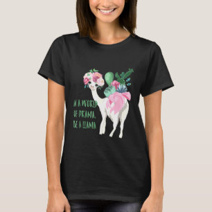 Camiseta En un mundo dramático ser un plato de Bonito flora