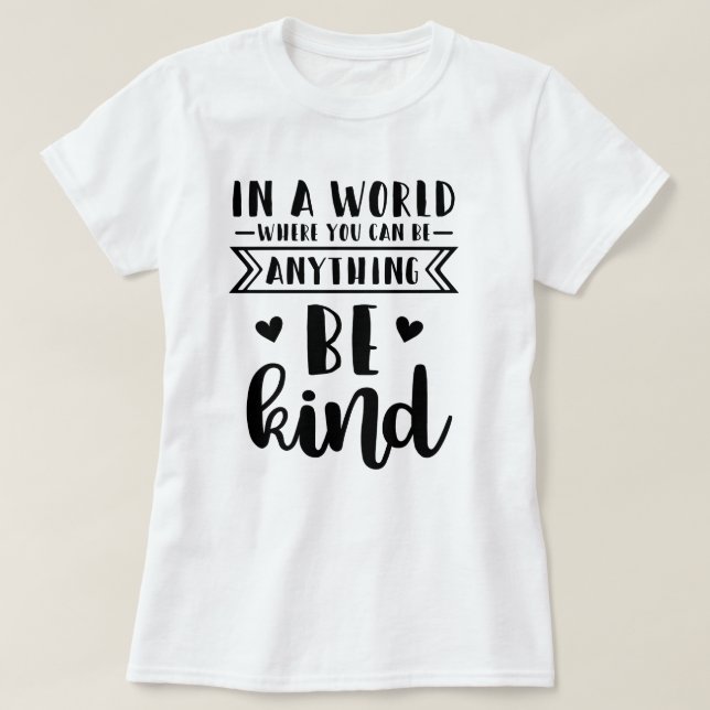 Camiseta En un mundo en el que cualquier cosa puede ser ama (Diseño del anverso)
