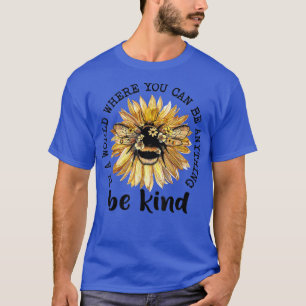 Camiseta En Un Mundo En El Que Estés Algo Que Estar Bien Gi