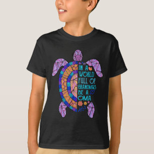 Camiseta En un mundo lleno de abuelas sé una tortuga oma