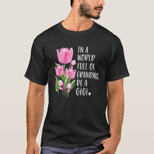 Camiseta En Un Mundo Lleno De Abuelitas, Sé Un Regalo De Gi (Anverso)