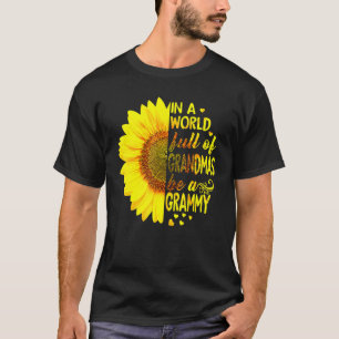 Camiseta En Un Mundo Lleno De Abuelitos Sé Grammy Sunflower