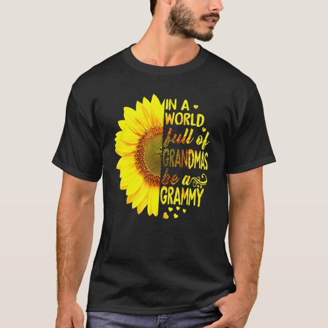 Camiseta En Un Mundo Lleno De Abuelitos Sé Grammy Sunflower (Anverso)