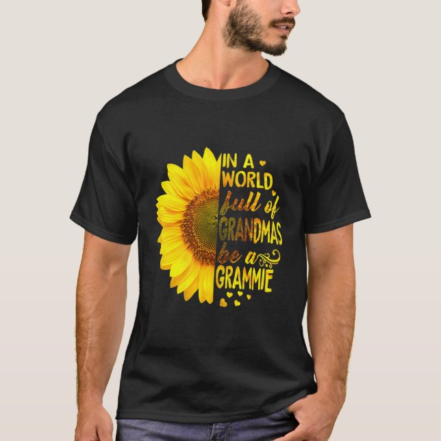 Camiseta En Un Mundo Lleno De Abuelitos Sé Gramoso (Anverso)