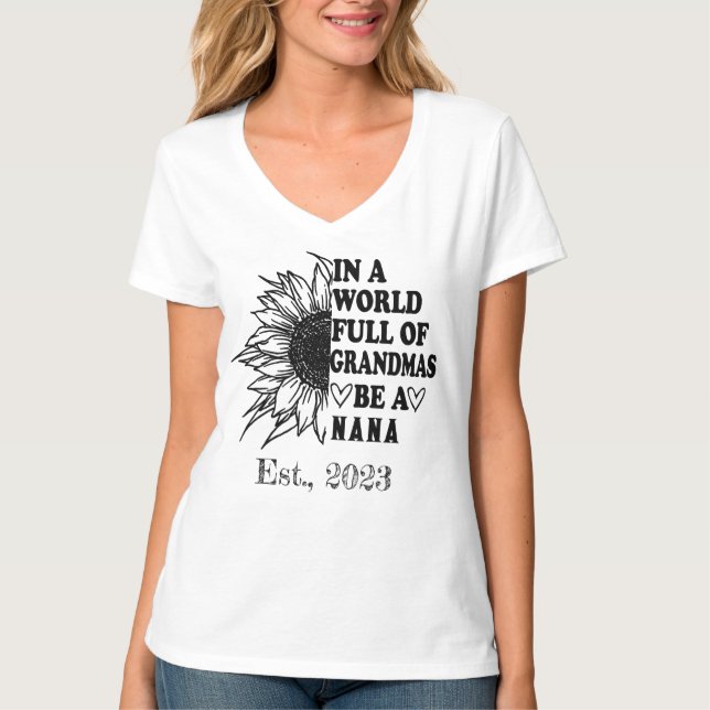 Camiseta En Un Mundo Lleno De Abuelitos, Sé Una Madre Mimi. (Anverso)