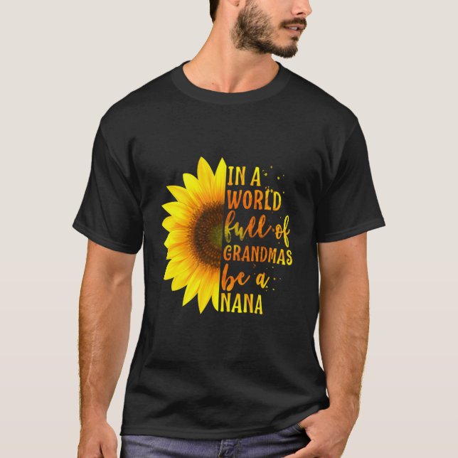 Camiseta En Un Mundo Lleno De Abuelitos Sea El Día De La Ma (Anverso)