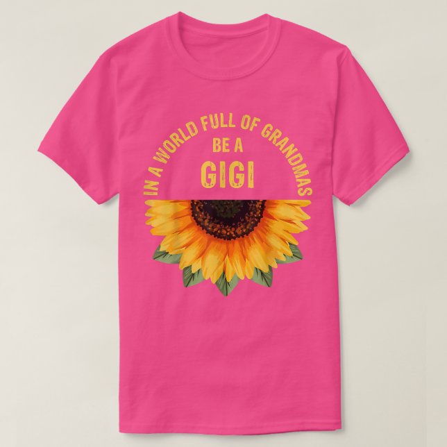 Camiseta En Un Mundo Lleno De Abuelitos Sea Un Gigi Sunflow (Diseño del anverso)
